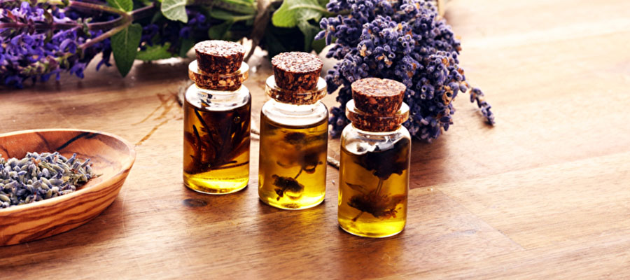 Lavendelkräuteröl und Lavendelblüten. Flasche Lavendelöl für die Aromatherapie